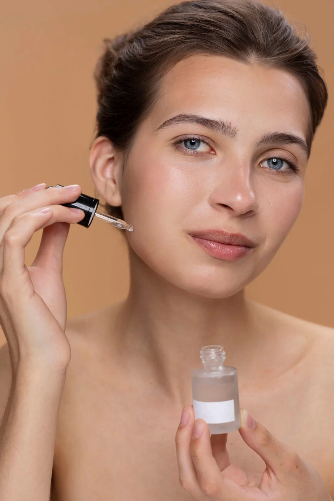 front-view-woman-using-face-serum (Large)